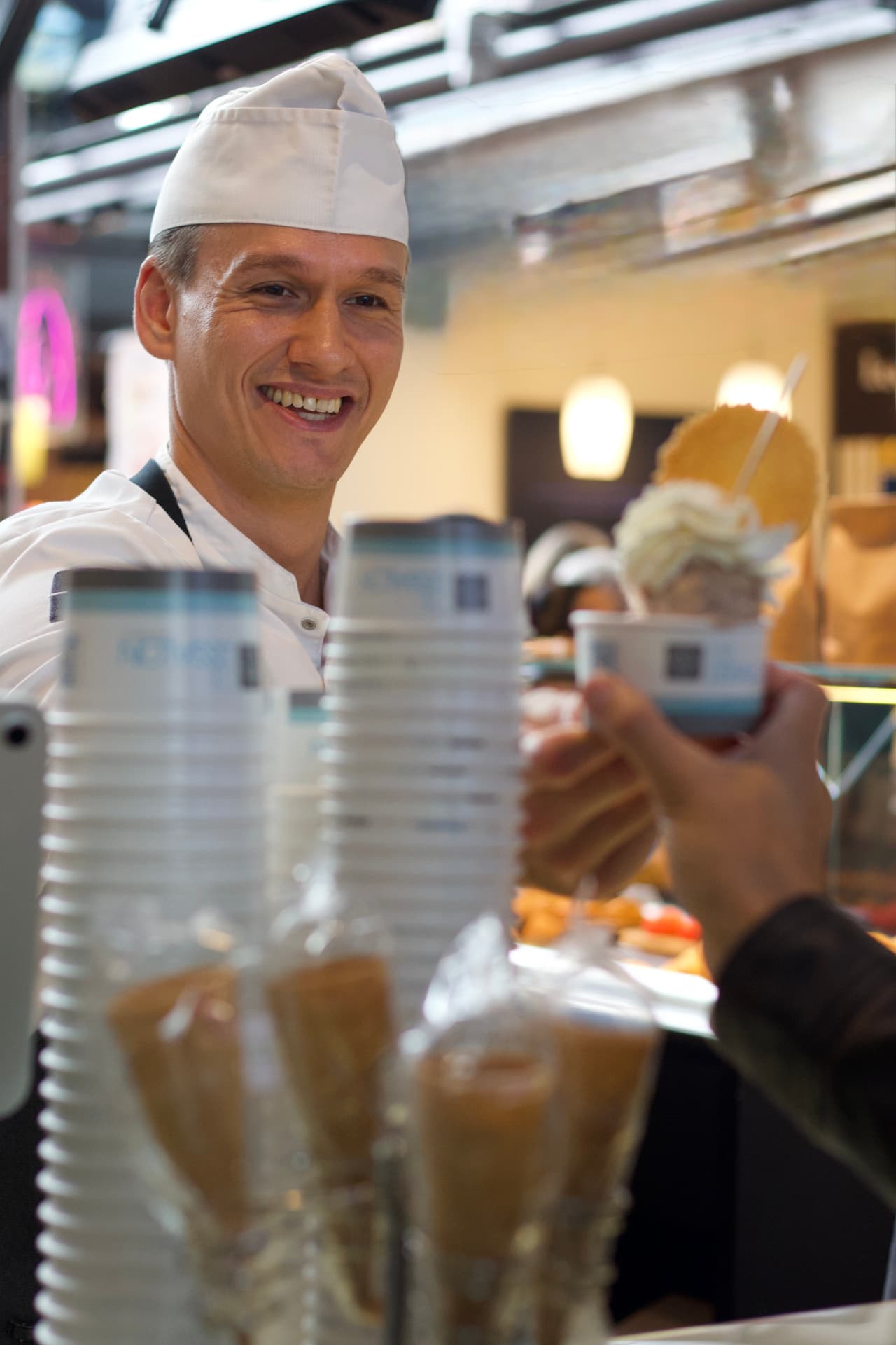 Medewerker van De IJssalon achter de toonbank in de Markthal