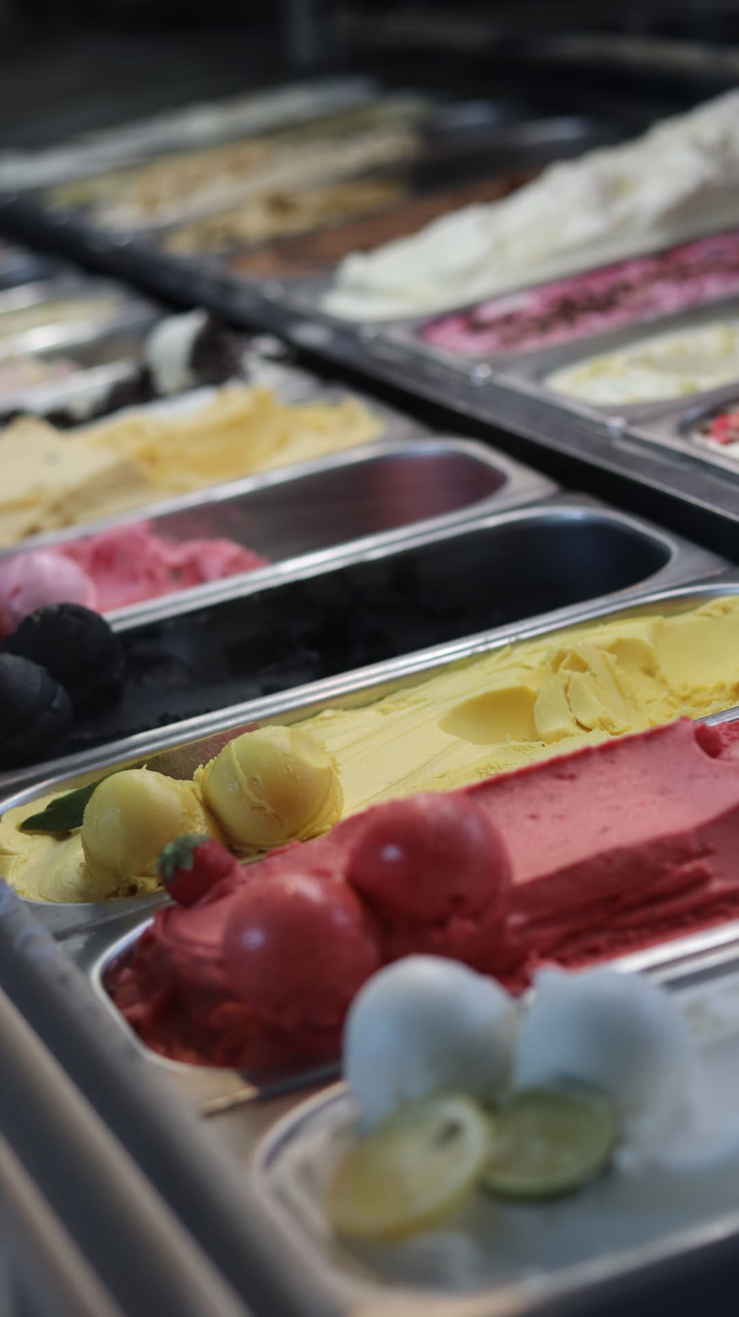 Vitrine met vers gedraaid ijs in verschillende smaken
