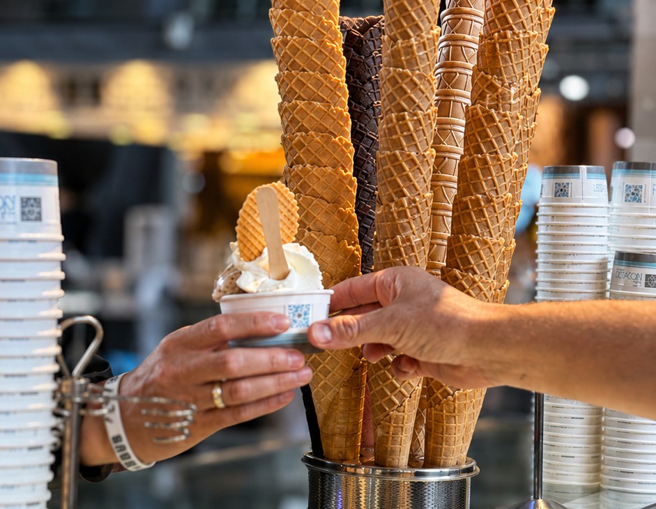 Ijs wordt geschept aan de balie in de Markthal